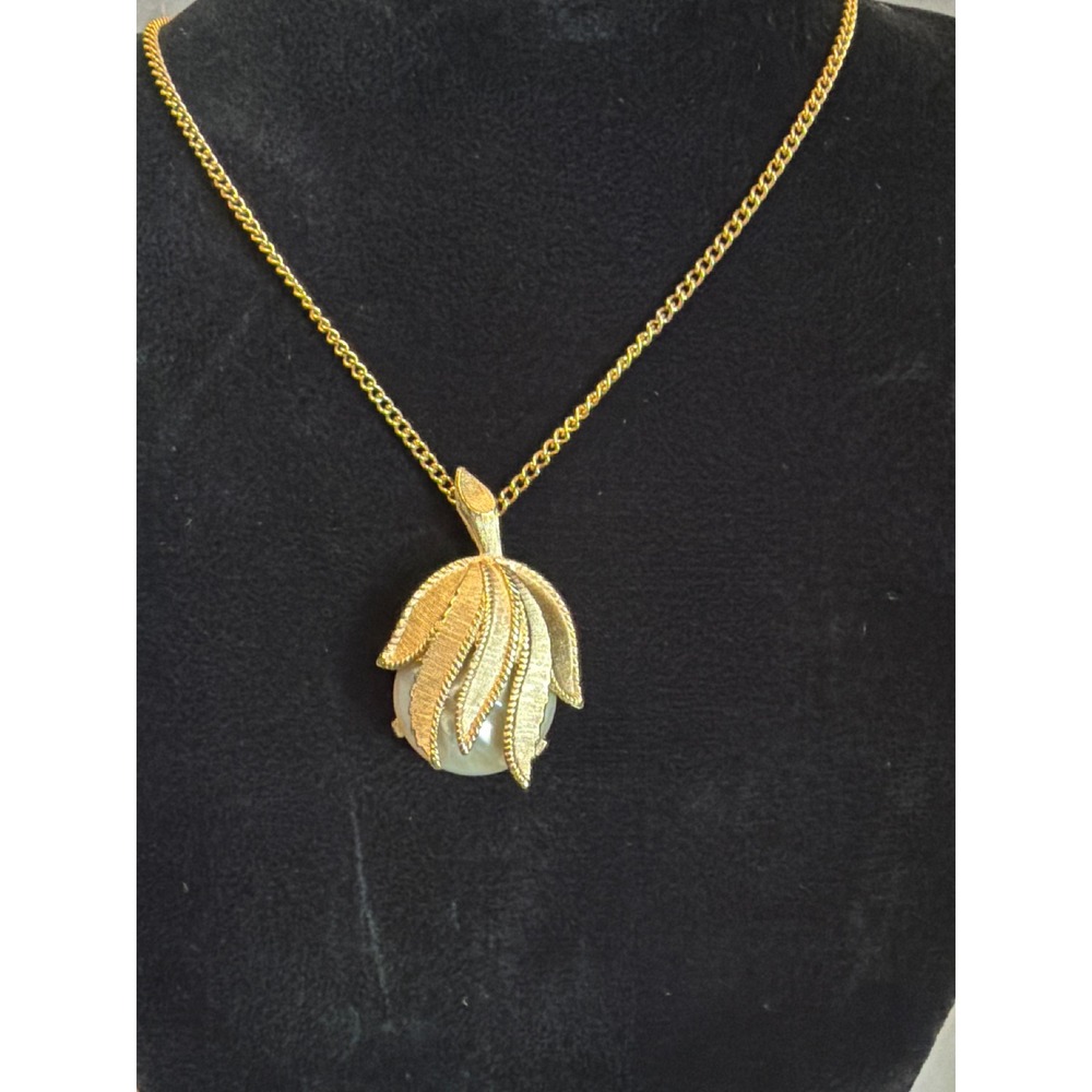 Sarah Coventry Vintage "Serene" Acorn and Leaf Pendant Necklace